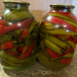 Продаю домашнюю консервацию:огурцы квашенные 3 л -450 руб, помидоры зеленые острые с аджикой 3 л -450 руб, пом…